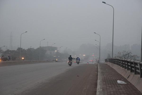 Sương mù bao trùm Hà Nội suốt ngày làm việc đầu tiên của năm 2018 - 4