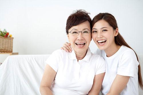 Thấy hàng xóm khen con dâu mình xinh, mẹ chồng bực tức về nhà làm điều bất ngờ - 1