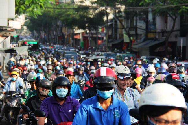 TP.HCM: Mệt mỏi khi bị “chôn chân” hàng giờ dưới đường trong ngày làm việc đầu năm mới 2018 - 1