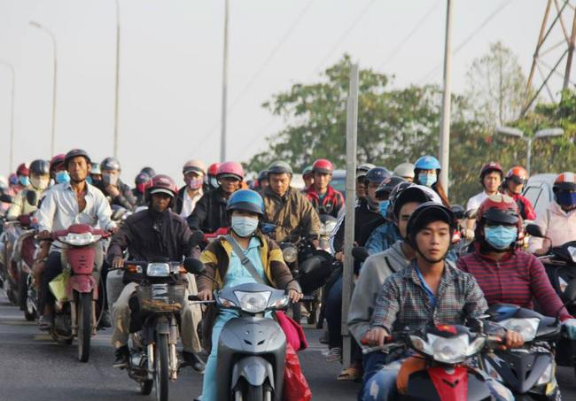 TP.HCM: Mệt mỏi khi bị “chôn chân” hàng giờ dưới đường trong ngày làm việc đầu năm mới 2018 - 9