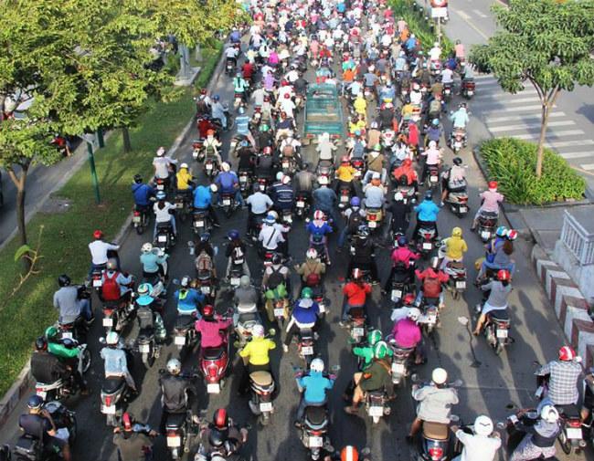 TP.HCM: Mệt mỏi khi bị “chôn chân” hàng giờ dưới đường trong ngày làm việc đầu năm mới 2018 - 6