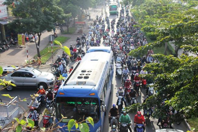 TP.HCM: Mệt mỏi khi bị “chôn chân” hàng giờ dưới đường trong ngày làm việc đầu năm mới 2018 - 7