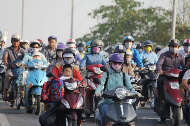 TP.HCM: Mệt mỏi khi bị “chôn chân” hàng giờ dưới đường trong ngày làm việc đầu năm mới 2018 - 8