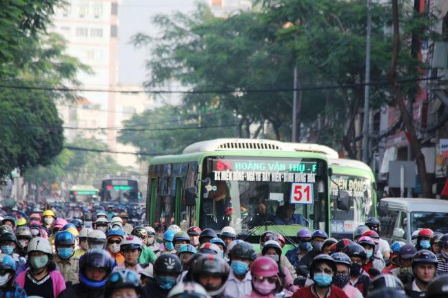 TP.HCM: Mệt mỏi khi bị “chôn chân” hàng giờ dưới đường trong ngày làm việc đầu năm mới 2018 - 3