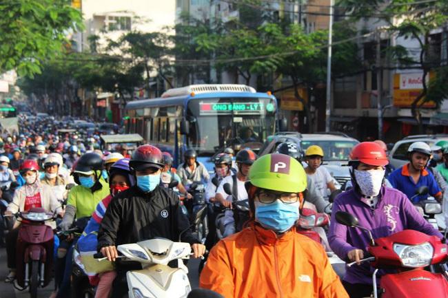 TP.HCM: Mệt mỏi khi bị “chôn chân” hàng giờ dưới đường trong ngày làm việc đầu năm mới 2018 - 4