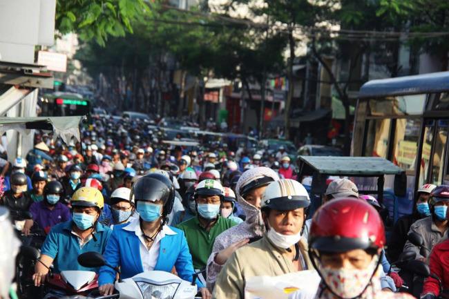 TP.HCM: Mệt mỏi khi bị “chôn chân” hàng giờ dưới đường trong ngày làm việc đầu năm mới 2018 - 5