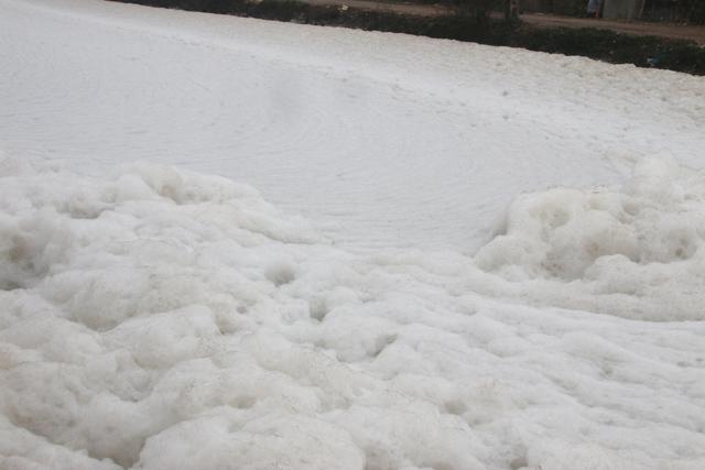 Kinh hãi vì dòng kênh nổi bọt trắng xóa, bốc mùi hôi thối ở Hà Nam - 5