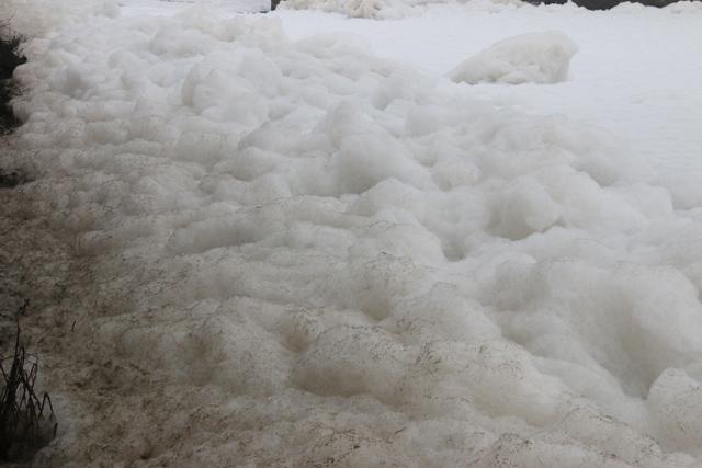 Kinh hãi vì dòng kênh nổi bọt trắng xóa, bốc mùi hôi thối ở Hà Nam - 4