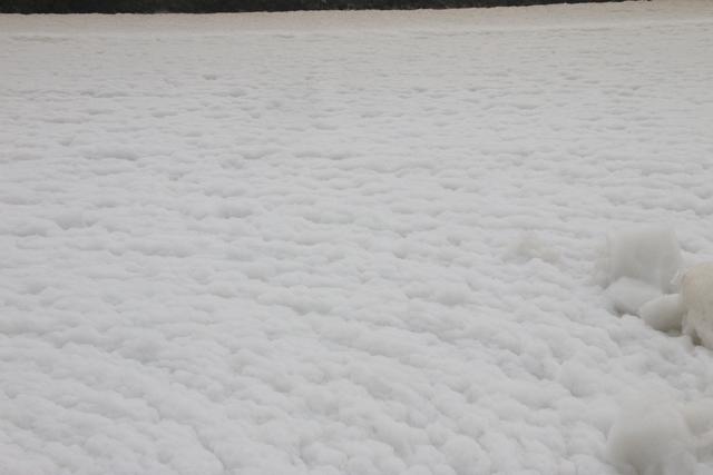 Kinh hãi vì dòng kênh nổi bọt trắng xóa, bốc mùi hôi thối ở Hà Nam - 6