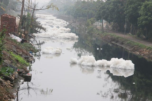 Kinh hãi vì dòng kênh nổi bọt trắng xóa, bốc mùi hôi thối ở Hà Nam - 7