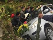 Tin tức - Xe hoa bất ngờ lật nghiêng dưới ruộng, người nhà nháo nhác cứu cô dâu chú rể bên trong