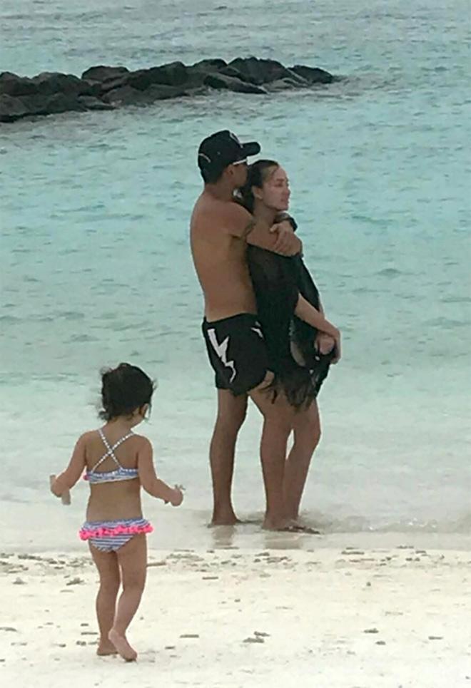 Ngôi sao 24/7: Bỏ vợ con ở nhà ngày Tết, tỷ phú sòng bài lộ ảnh ôm ấp amp;#34;vợ béamp;#34; - 1