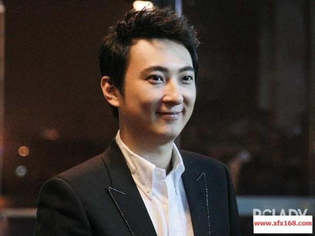 Ngôi sao 24/7: Bỏ vợ con ở nhà ngày Tết, tỷ phú sòng bài lộ ảnh ôm ấp amp;#34;vợ béamp;#34; - 3