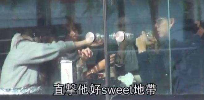 Ngôi sao 24/7: Bỏ vợ con ở nhà ngày Tết, tỷ phú sòng bài lộ ảnh ôm ấp amp;#34;vợ béamp;#34; - 9