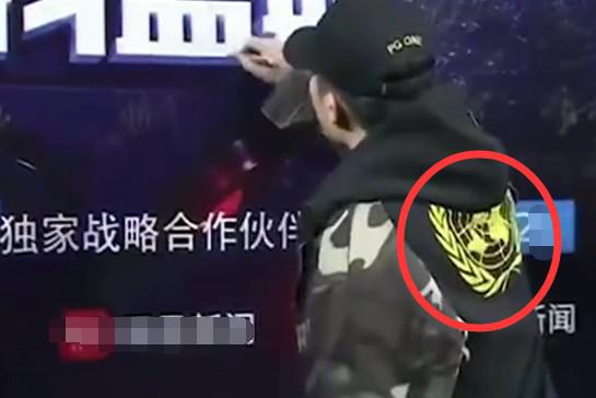 Thêm thông tin Lý Tiểu Lộ bỏ mặc chồng ăn cơm 1 mình đến bên người tình kém 12 tuổi - 4