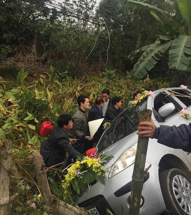 Xe hoa bất ngờ lật nghiêng dưới ruộng, người nhà nháo nhác cứu cô dâu chú rể bên trong - 2