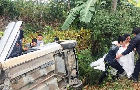 Xe hoa bất ngờ lật nghiêng dưới ruộng, người nhà nháo nhác cứu cô dâu chú rể bên trong - 1