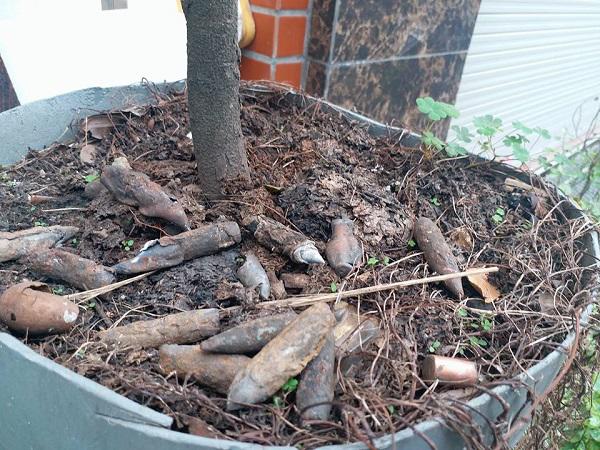 Sợ đạn tiếp tục phát nổ, bộ đội trắng đêm soi đèn nhặt đầu đạn trong từng nhà dân - 3