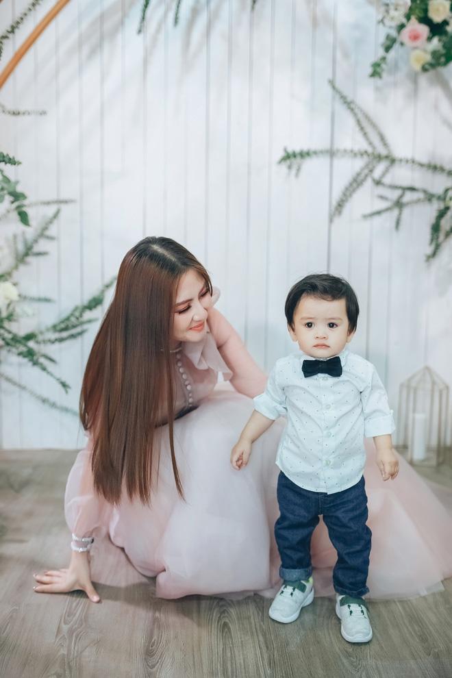 Diễn viên Ngọc Lan khoe con trai tròn 1 tuổi ngày càng bụ bẫm và đáng yêu - 3
