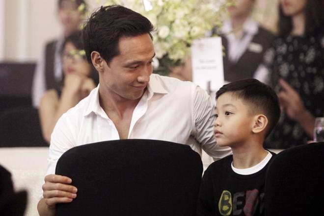 Hồ Ngọc Hà lặng lẽ ngắm Kim Lý vui đùa thân thiết bên con trai Subeo - 12