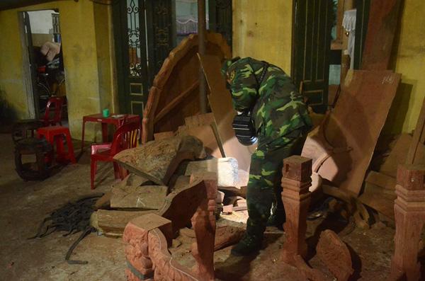 Sợ đạn tiếp tục phát nổ, bộ đội trắng đêm soi đèn nhặt đầu đạn trong từng nhà dân - 5