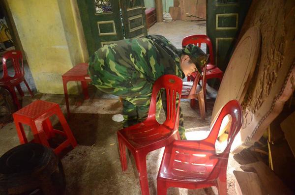 Sợ đạn tiếp tục phát nổ, bộ đội trắng đêm soi đèn nhặt đầu đạn trong từng nhà dân - 6