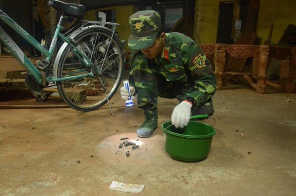 Sợ đạn tiếp tục phát nổ, bộ đội trắng đêm soi đèn nhặt đầu đạn trong từng nhà dân - 10