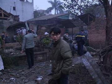 Clip cứu bé trai kẹt trong đống đổ nát vụ nổ ở Bắc Ninh