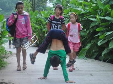 Từ cậu bé “trồng cây chuối” để tới trường đến người rước đuốc thế vận hội thế giới 2018