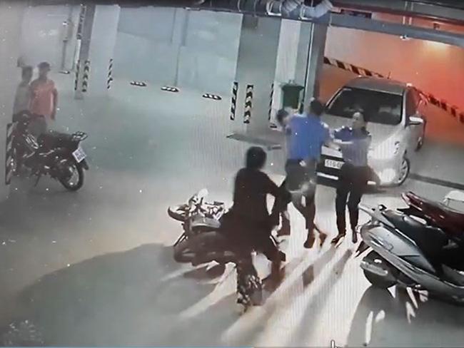 Bảo vệ chung cư  đánh đập ông lão 68 tuổi gãy sống mũi vì... đỗ xe không đúng chỗ - 1