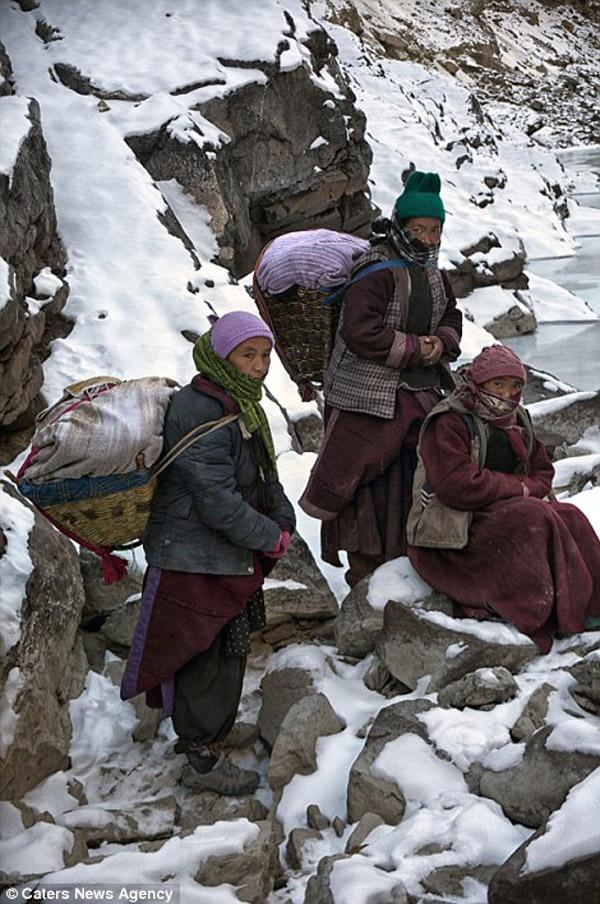 Có cuộc sinh nào gian nan đến thế: Mẹ bầu đi bộ 9 ngày trong giá buốt để đến viện - 1