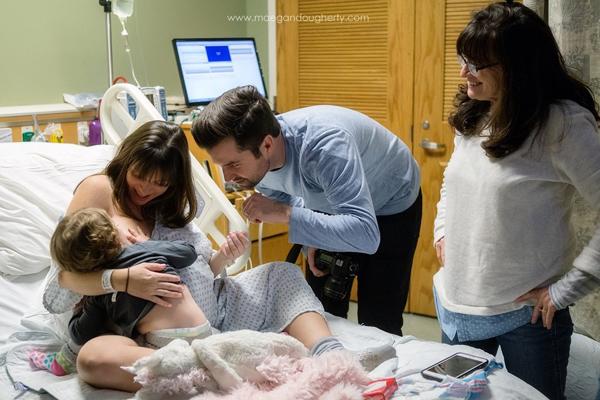 Chuyển dạ nằm chờ đẻ, bà mẹ vẫn nén đau cho con gái 2 tuổi ti mẹ - 1