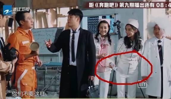 Lên sóng truyền hình với vòng 2 lớn bất thường, Angelababy dính tin lại mang bầu - 2