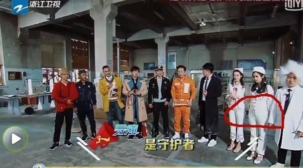 Lên sóng truyền hình với vòng 2 lớn bất thường, Angelababy dính tin lại mang bầu - 3