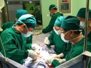 Tin tức - TP.HCM: Bé 2 tuổi suýt tử vong vì tai nạn khó tin trong lúc tập ăn