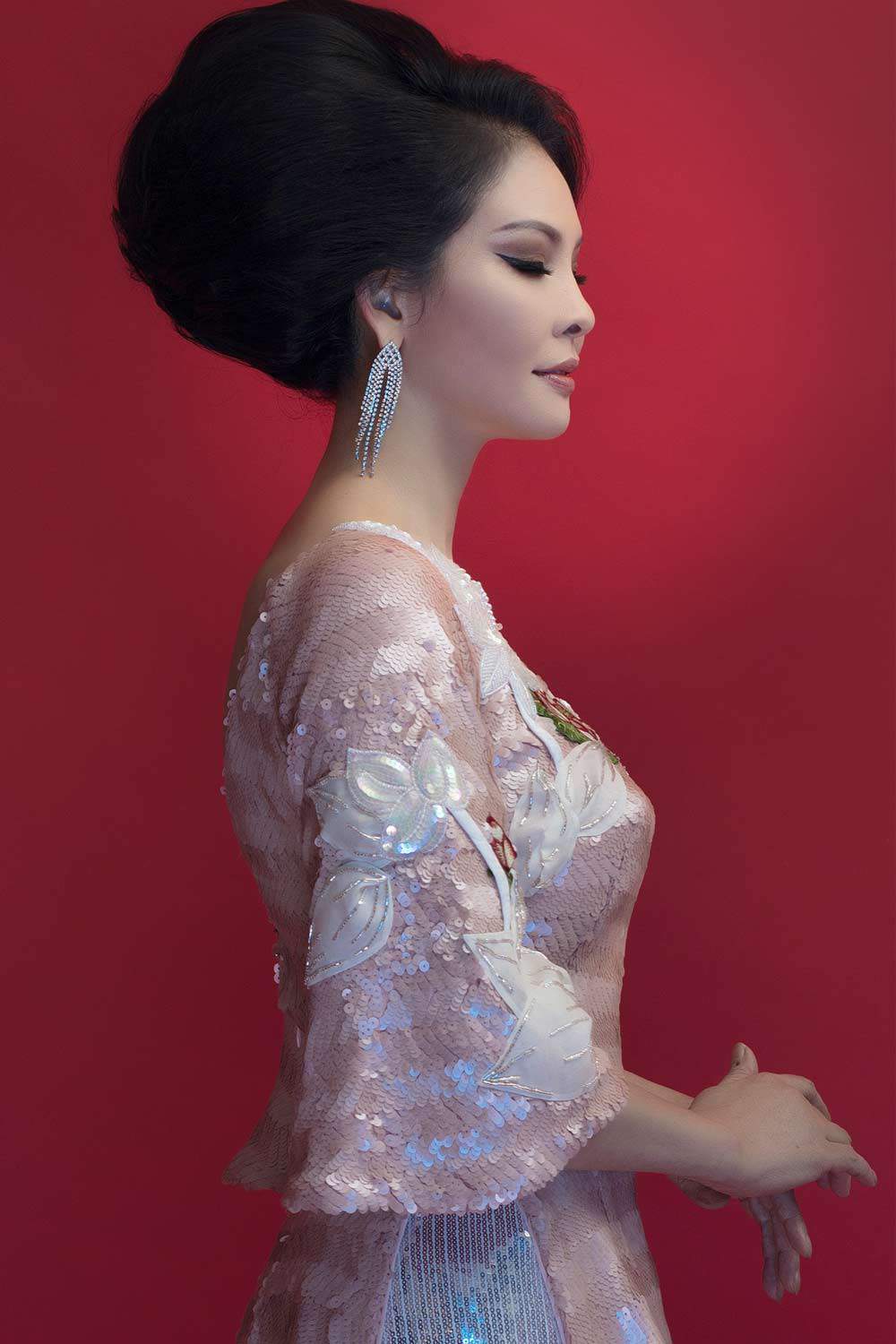 Người đẹp Hương Thuỷ khoe thần thái đỉnh cao với loạt áo dài sequin - 1