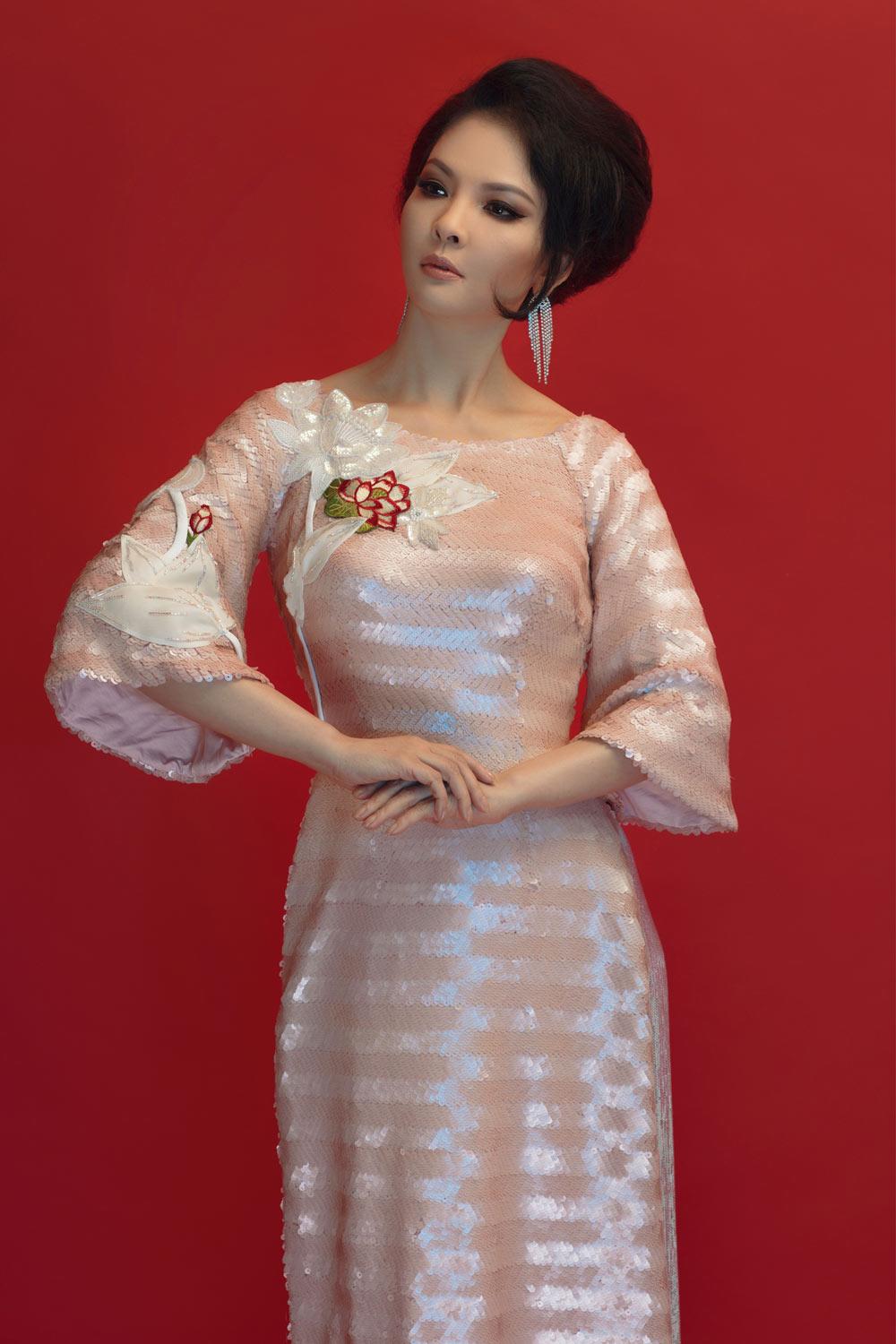 Người đẹp Hương Thuỷ khoe thần thái đỉnh cao với loạt áo dài sequin - 2