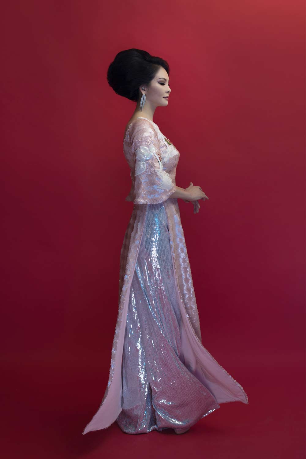 Người đẹp Hương Thuỷ khoe thần thái đỉnh cao với loạt áo dài sequin - 3