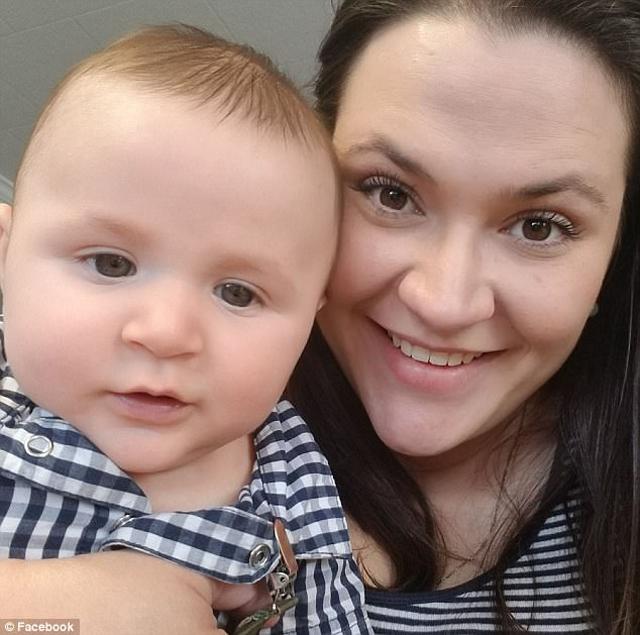 Thảm kịch gia đình: Mẹ lùi xe để đi ra ngoài, vô tình cán chết cậu con trai 1 tuổi - 1