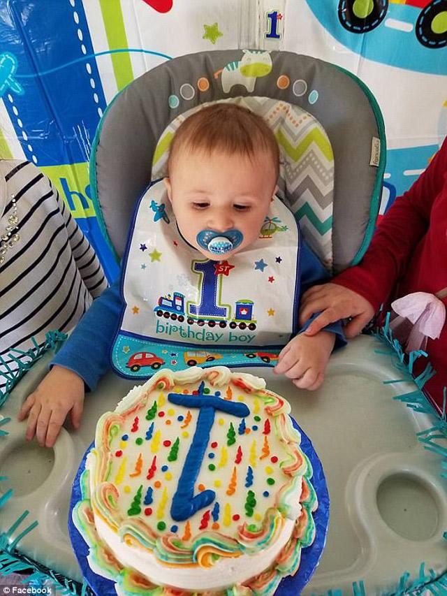 Thảm kịch gia đình: Mẹ lùi xe để đi ra ngoài, vô tình cán chết cậu con trai 1 tuổi - 2