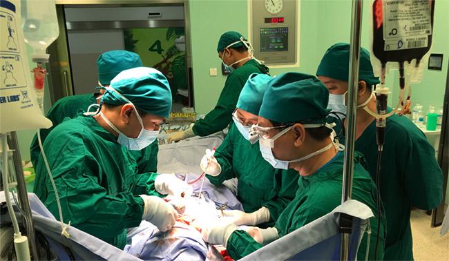 TP.HCM: Bé 2 tuổi suýt tử vong vì tai nạn khó tin trong lúc tập ăn - 1