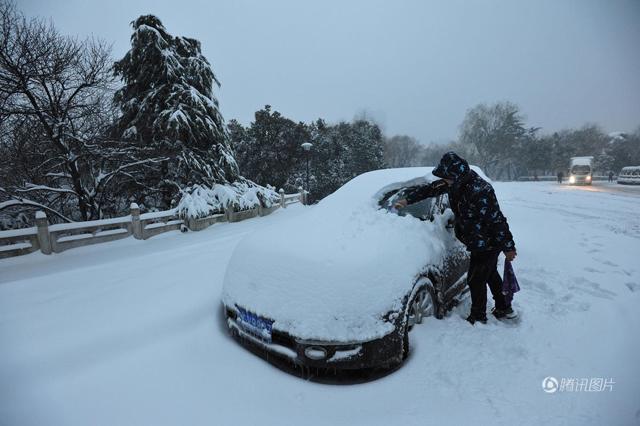 Giá rét -20 độ C, chị em phụ nữ quấn chăn mới dám ra đường đi làm ở TQ - 9