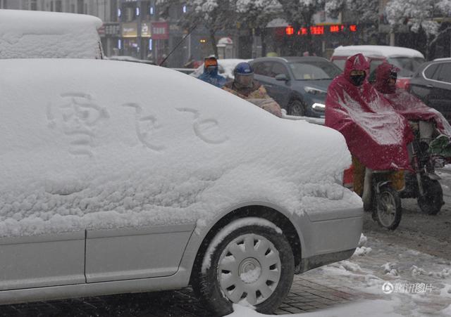 Giá rét -20 độ C, chị em phụ nữ quấn chăn mới dám ra đường đi làm ở TQ - 11