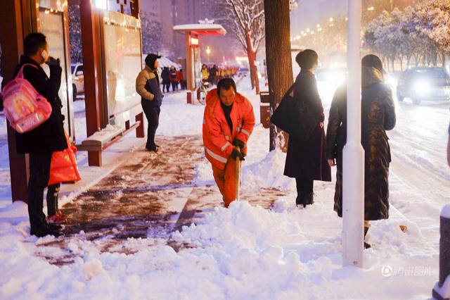 Giá rét -20 độ C, chị em phụ nữ quấn chăn mới dám ra đường đi làm ở TQ - 1