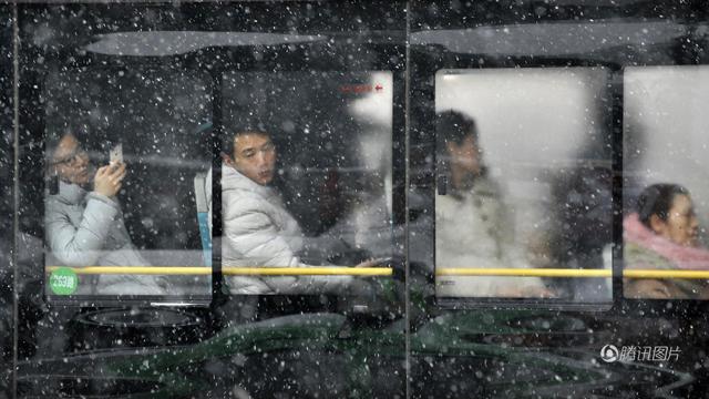 Giá rét -20 độ C, chị em phụ nữ quấn chăn mới dám ra đường đi làm ở TQ - 7