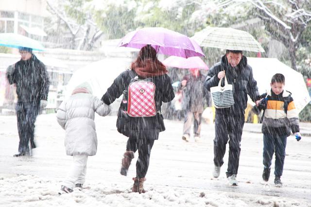 Giá rét -20 độ C, chị em phụ nữ quấn chăn mới dám ra đường đi làm ở TQ - 8