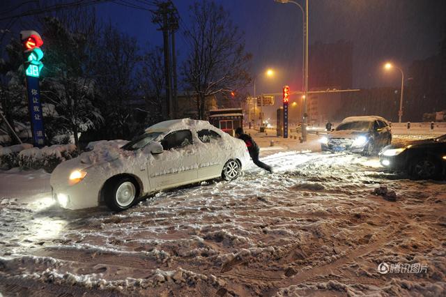 Giá rét -20 độ C, chị em phụ nữ quấn chăn mới dám ra đường đi làm ở TQ - 4