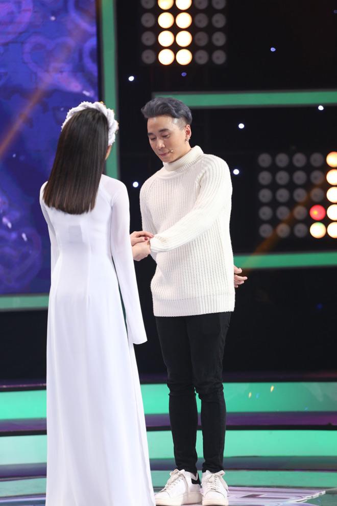 Vì yêu mà đến: Nữ sinh xinh đẹp khiến cả 8 soái ca amp;#34;say đứ đừ” trên sân khấu - 2