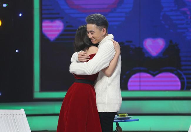 Vì yêu mà đến: Nữ sinh xinh đẹp khiến cả 8 soái ca amp;#34;say đứ đừ” trên sân khấu - 4