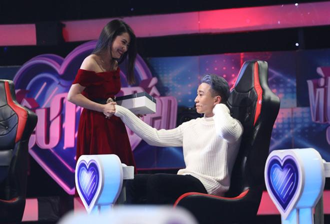 Vì yêu mà đến: Nữ sinh xinh đẹp khiến cả 8 soái ca amp;#34;say đứ đừ” trên sân khấu - 3